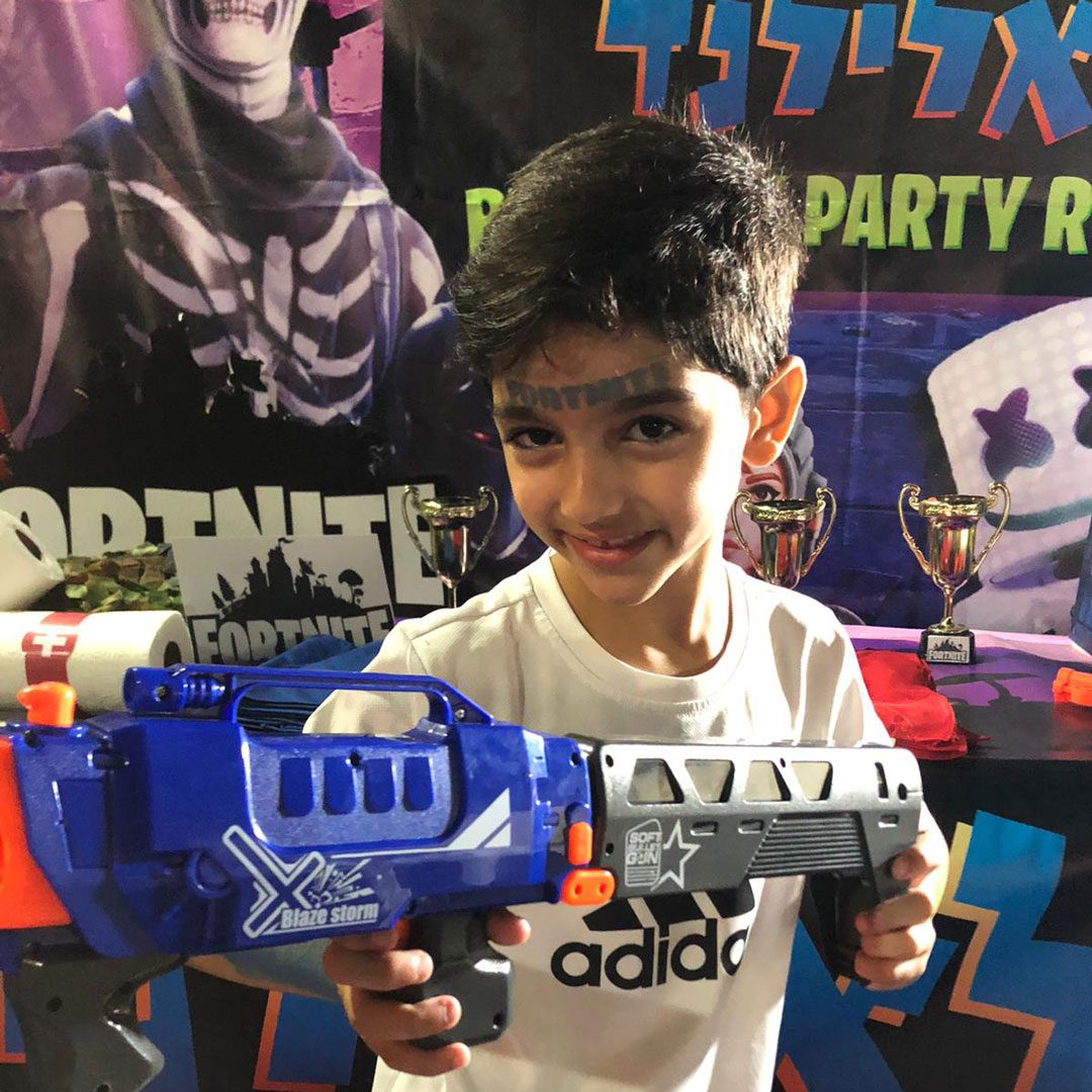 יום הולדת גיבורי על טקס עוגה לאלילנד